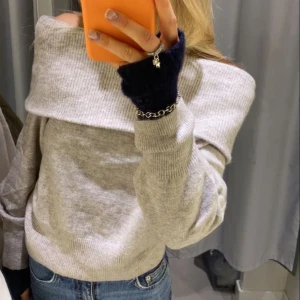 Stickad  - En stickad offsholder tröja, hag aldrig använt. Hittade med lappen på i garderoben så inga difekkter eller fläckar. Ej fläckig!❤️