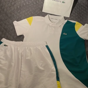 Lacoste Summer Set - Ultra Dry, rare color set | Tennis  Köpt för 1899kr 🏷️ Materialet är det bästa till sommaren, fläckar försvinner helt med vanish. O den är 10/10 cond  