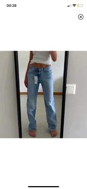 Mid Rise jeans från Zara. 💙Säljes då de knappt kommer till användning. Smärre slitage nedanför skärpet på framsidan, därav priset. Syns inte alls med en normallång tröja. Kan sys ihop själv eller hos skreddare. Exakt samma modell som på bilden. 💙