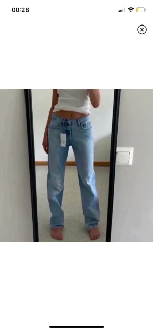 Lågmidjade jeans Zara - Mid Rise jeans från Zara. 💙Säljes då de knappt kommer till användning. Smärre slitage nedanför skärpet på framsidan, därav priset. Syns inte alls med en normallång tröja. Kan sys ihop själv eller hos skreddare. Exakt samma modell som på bilden. 💙