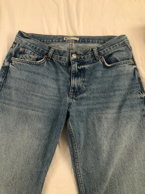 Gina tricot jeans - Ett par mellan blå jeans från gina. Mid rise straight modell. Super snygga