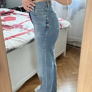 Zara jeans - Hög midjad zara jeans med liten slits på sidorna. Storlek s/36. Är själv 168