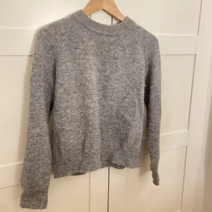 Stickad tröja från zara - Säljer denna grå stickade tröja från zara. Väl använd men super fint skick! Säljer då den knappt kommer till användning. Storlek S. Skriv i dm för fler bilder☺️