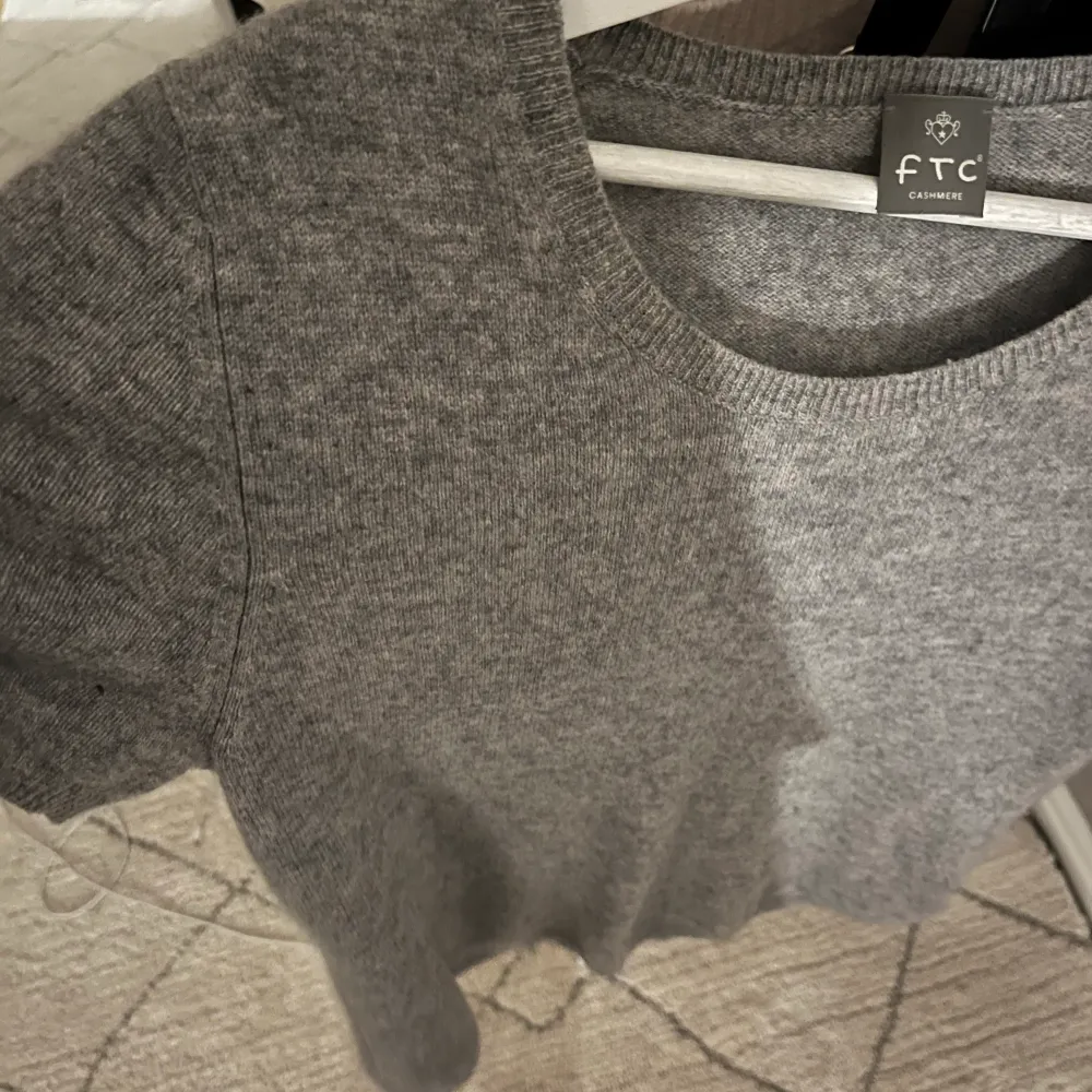 Grå kashmir t-shirt i 100% cashmere från ftc. Nyskick, inga noppror och passar Strlk S💗. Tröjor & Koftor.