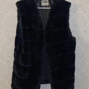 Päls Väst - Svart päls väst, inte äkta päls. Använd några gånger, i väldigt bra skick :)