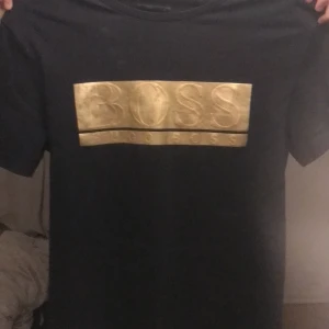Hugo boss t-shirt - Köpt för 800, Använd få gånger, Syns inte men tröjan är mörk blå 