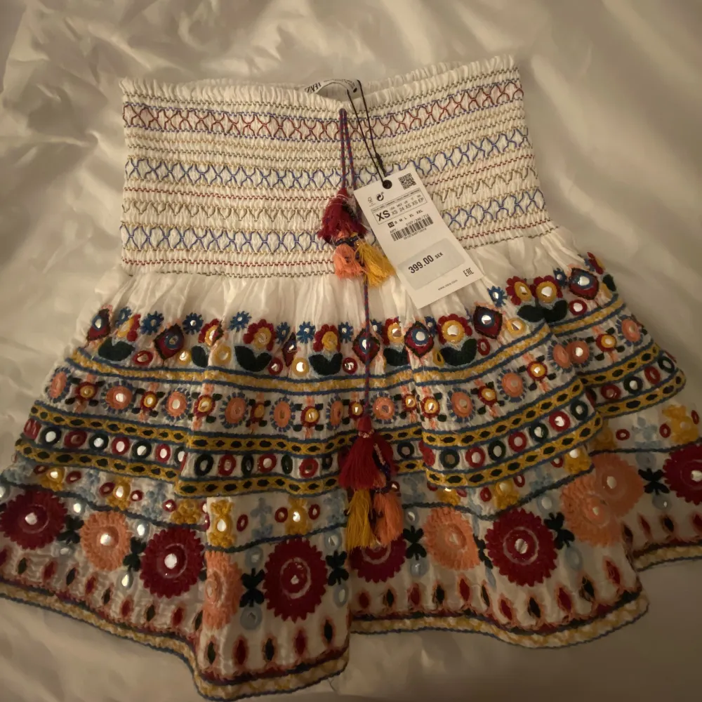 INTRESSEKOLL på denna supergulliga populära kjolen från zara. den är helt ny med prislappen och endast testad. säljer endast vid bra bud!!!❤️ HÖGSTA BUD: 370 plus frakt. Kjolar.