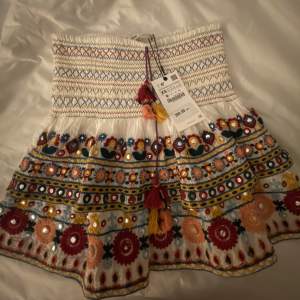 INTRESSEKOLL på denna supergulliga populära kjolen från zara. den är helt ny med prislappen och endast testad. säljer endast vid bra bud!!!❤️ HÖGSTA BUD: 370 plus frakt