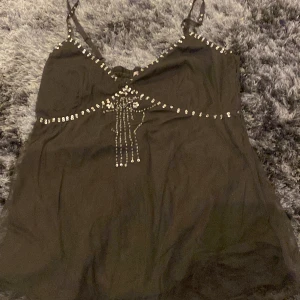 Fint linne - Säljer ett gulligt linne med pärlor. Några pärlor fattas (se bild) i storlek M/S. Gjord på meshtyg men är inte see through. Säljer då den inte kommer till användning. Kontakta mig gärna vid frågor :))