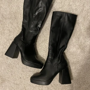 BOOTS - Boots från Bershka  Använda 2-3 ggr  Mycket sköna och bekväma att gå i❤️