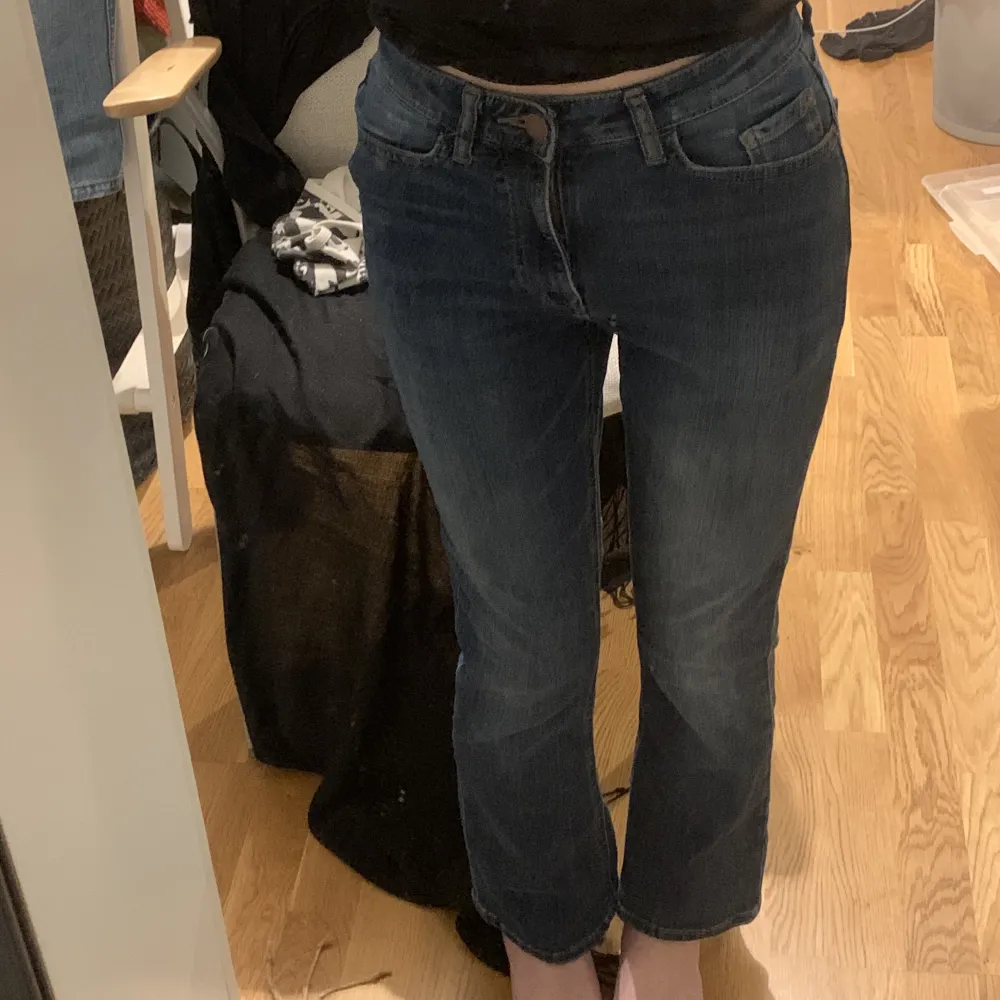 Midrise jeans som är utsvänga, lite korta på mig som är 164. Men väldigt sköna och stretchiga. Jeans & Byxor.