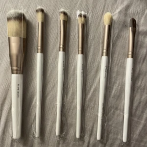 oanvända sminkborstar - Säljer 6 stycken helt oanvända och orörda sminkborstar från märket Luvia, alla borstar har plasten kvar. 100kr för alla eller 20kr styck för de mindre borstarna och 30kr för den större. skulle gissa att nypriset är 200-300kr. 