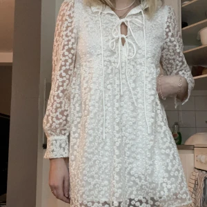 Studentklänning  - Snart är det dags för studenten och jag säljer därför min studentklänning som jag hade förra året! Verkligen så så fin!!! Bara använd under studentdagen så den är i väldigt bra skick!! Skriv för fler frågor 