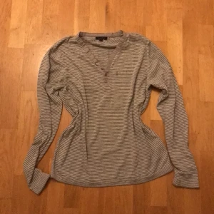 Comfy Pj oversized top - Jätte mysig tröja som jag typ aldrig har använt Kan antingen sova i den eller bara mysa, passar till det mesta Storlek är M, fast jag hade sagt L🤍