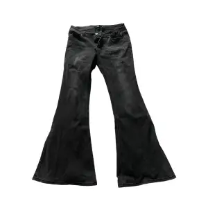 y2k lågmidjade gråa bootcut jeans, ”randigt” tyg typ kan skicka nära bild på tyget, har inga andra bilder på än tiktoken på sista bilden eftersom att jag stukat foten så inga jeans för mig atm🙏skriv innanMidjemått: 39cm tvärs över, Innerbensmått: 78cm ish