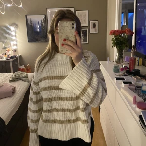 Stickad tröja  - Randig stickad tröja från Gina tricot. Sparsamt använd och ser oanvänd ut. Slits på ärmarna. Nypris 499kr. Npgot stor i storleken, mer som en S