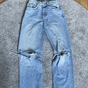 Jeans - Raka jeans med slitningar och hög midja. Inga tydliga defekter på användning förutom missfärgningar på fransarna vid fötterna (visas på bild 2). 150kr+ frakt💓