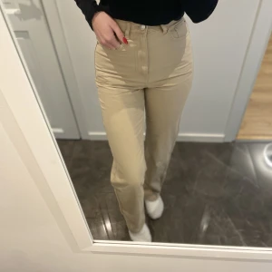 Bruna jeans  - Bruna tunna jeans som jag aldrig använt då de är för små och var från början. Tunna i materialet, högmidjade och långa ❤️‍🔥