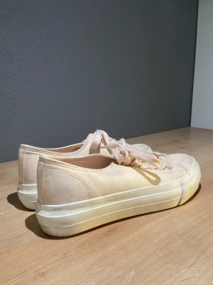 Race Marine sneakers  - Säljer ett par beiga Race Marine skor. Skorna är använda ett få tal gånge men finns inga defekter. Väldigt sköna och enkla skor som passar till allt. För mer info och bilder nå mig privat. Är villig att kompromissa priset:)