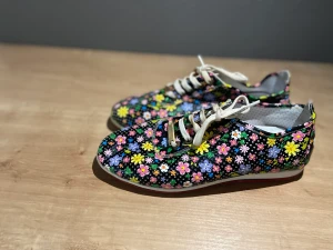 Sommar sneakers  - Säljer ett par somriga sneakers från La Marta. Använt ett fåtal gånger men är i väldigt bra skick. Finns inga defekter. Skorna är väldigt sköna och enkla. För mer info eller bilder skriv:)