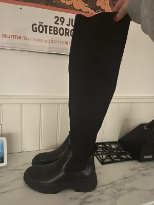Knähöga boots - Knähöga strumpboots från zara Storlek 37, aldrig använda  Köparen står för frakten! 