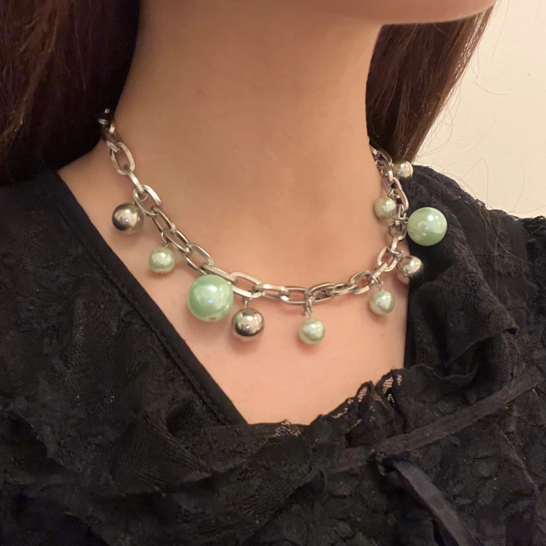 kedjehalsband med pärlor