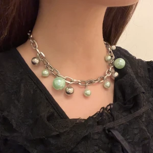 kedjehalsband med pärlor - möts upp i stockholm eller fraktar <3 kontakta mig om du vill köpa 🖤