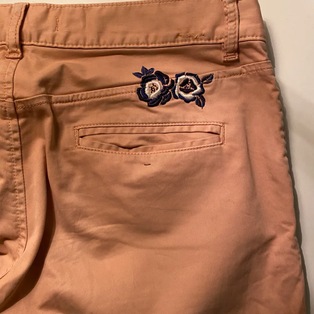 Snygga ljusrosa byxor från Odd Molly med blåa detaljer, bra skick💞. Jeans & Byxor.