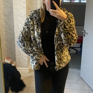 Pälsjacka  - Pälsjacka ifrån Hm med leopardmönster. Storlek 40. Sparsamt använd 