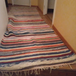 Trasmatta flerfärgad med fransar . - Fin och välvårdad gammal trasmatta flerfärgad med fransar och knappt använd med måtten ca 3.10 lång x 105 cm bred..hämtas i Skene alt skickas o köpare betalar frakten o Swishbetalning tillämpas alt kontant betalning .