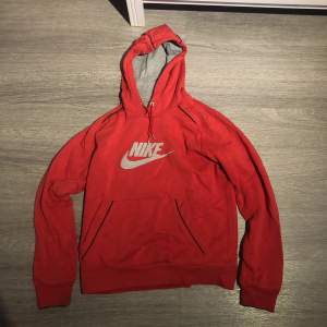Fräsch Nike hoodie som Knapp har blivit använd. 
