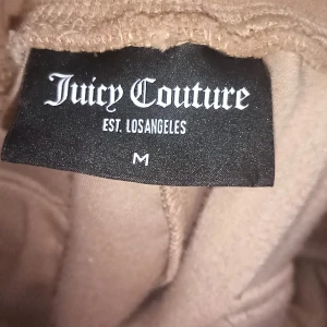  Säljer dessa JUICY COUTURE byxor - Säljer dessa JUICY COUTURE byxorna som är använda endast två gånger. Storlek (M) i färgen beige. Pris:900kr