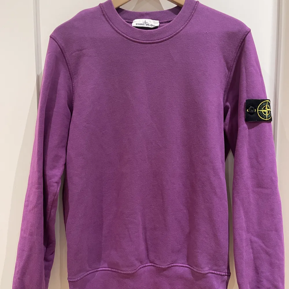 Hej! Säljer min Stone Island Sweatshirt då jag inte längre använder den. Tröjan är i storlek S och är köpt på NK i Göteborg. Tröjan är i väldigt bra skick och har använts ett fåtal gånger. Nypris 2199kr.. Tröjor & Koftor.