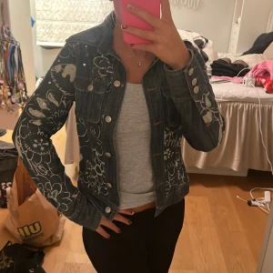 Vintage jeans jacka - Min mammas gamla jeans jacka från Oilily! Storlek 36 men passar mig som är 38 jättefint. Beror på hur man vill att den ska sitta! Så cool med alla detaljer! Nypris. Ca 3500kr