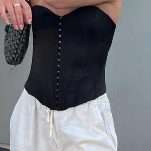 Vit korsett zara - Säljer samma korsett topp som på bilden fast i vit( lånad bild). Använd fåtal gånger men vliviti buklad (se på andra bilden)Köparen står för frakt🥰 Nypris 400 Pris kan diskuteras