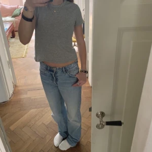 Jeans - Säljer domhär midrise/low waist jeansen i storlek 36! 