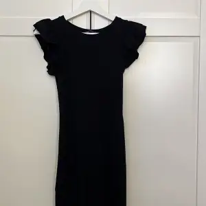 Säljer denna fina klänning från Zara med volanger! Jättefint skick och endast använd fåtal gånger! Ser mindre ut men är väldigt stretchig. I storlek S! 
