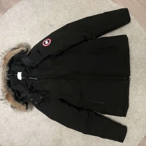 Canada Goose jacka dam - Säljer min canada goose jacka använd 3 gånger, ser inte använd ut, helt ny 