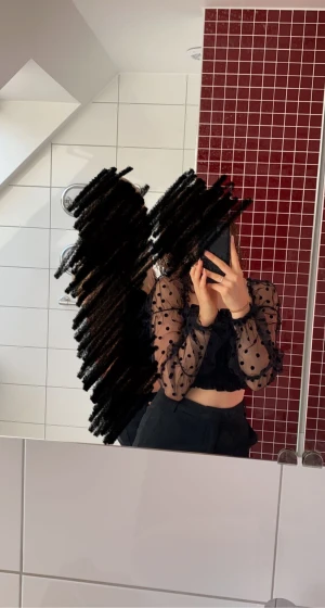 Söt topp - Söt topp som passar bra till fest💓I jättefint skick tror bara den har används 2-3 gånger max. Köparen står för frakten