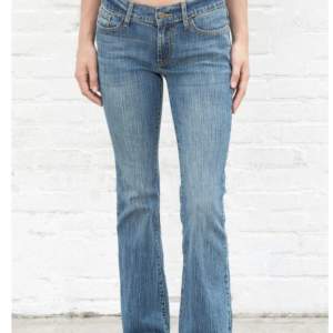 Säljer dessa jeans i storlek M. Midjemåttet är ungefär 80cm, prislappen är kvar 