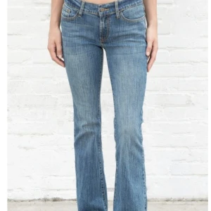 Brandy brielle 90s jeans - Säljer dessa jeans i storlek M. Midjemåttet är ungefär 80cm, prislappen är kvar 