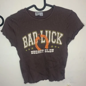 Bad luck topp - Nu är det dags att visa folk att joina bad luck The Secret Club. Toppen är så snyggt o passar så bra till Jeans med svart läderjacka eller valfritt enligt dig🤭🤩