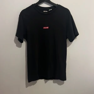 Svart t-shirt - Säljer nu denna Levi’s t-shirt i storleken XS. Den är skonsamt använd och är i bra skick.