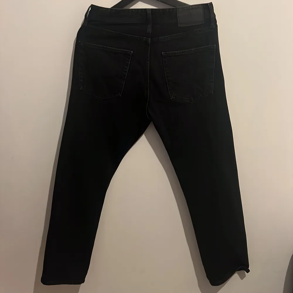 Säljer dessa svarta jeans från Jack & Jones i loose fit, storleken är 30/30. Byxorna är i riktigt fint skick, knappt använda.. Jeans & Byxor.