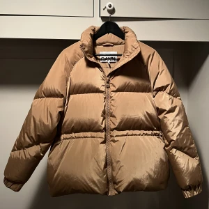 Ganni puffer jacket - Jackan för liten så endast använd två gånger. Går att justera midja med dragsnören. Storlek 36.  Ord pris: 3800kr