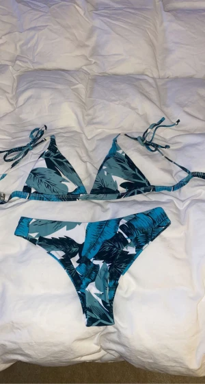 Grön bikini  - En grön bikini med växter på, nästan helt oanvänd och därför i väldigt bra stick. Köparen står för frakten