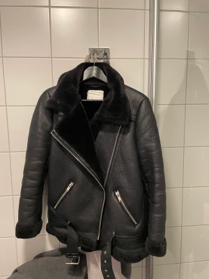 ZARA Bikerjacka fodrad  - Använt en vinter, men i gott skick.  Storlek M Passar en xs/s 