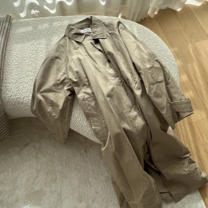 Weekday trenchcoat  - Chelsea Car Coat från Weekday. Storlek s. Ny. Nypris 1200. Säljer för 600.