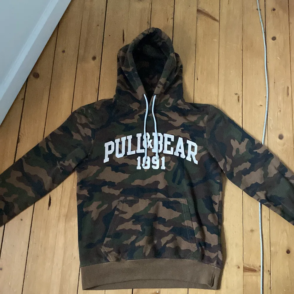Pull & Bear hoodie mest legat, Överlag fint skick förutom att trycket börjat ”spricka” se bild.. Hoodies.