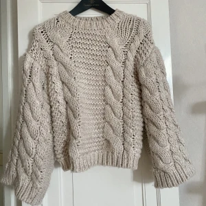 Chunky knitted sweater - Säljer denna mysiga tröja från NA-KD. Den är slutsåld på hemsidan. Stl XXS/XS, men stor i storleken! Passar mig som brukar ha S/M🥰 